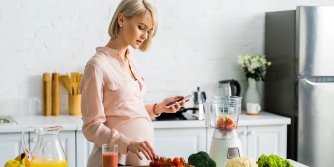 schwangere frau in küche