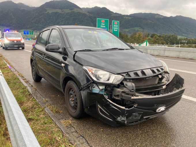Auf der A3 bei Benken kollidierte ein Lenker mit der Leitplanke. Unfall Autobahn A3