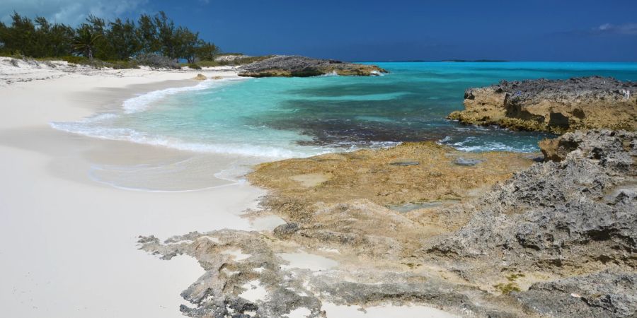 Der Wüstenstrand von Little Exuma auf Bahamas ist besonders romantisch.