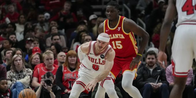 Clint Capela (Atlanta Hawks) bedrängt Alex Caruso von den Chicago Bulls. NBA