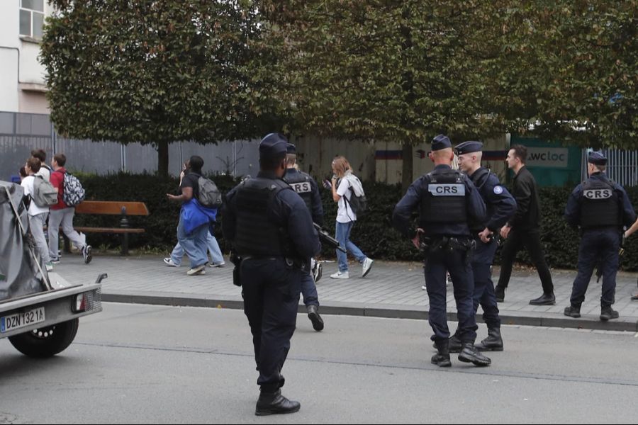 Wenige Tage nach dem Überraschungsangriff der Hamas hat ein 20-Jähriger in Frankreich einen Lehrer erstochen.