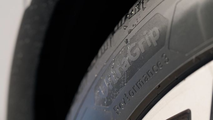 Der Ultragrip Performance 3 von Goodyear versucht die Herausforderungen im Winter optimal zu meistern. Goodyear Reifen