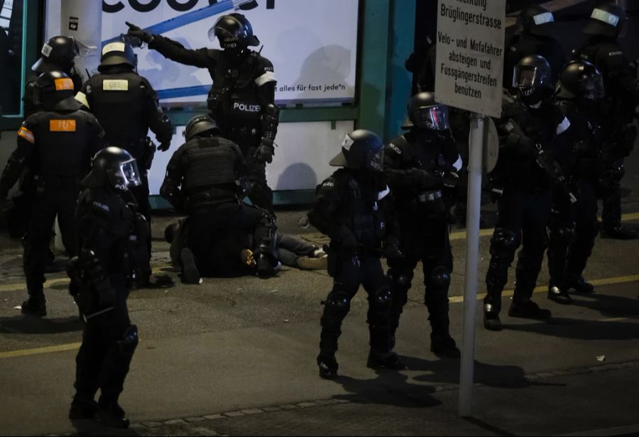 Basel-Stadt weist eine der höchsten Kriminialitätsraten der Schweiz auf – im Lohnvergleich finden sich Polizisten jedoch ganz weit unten vor.