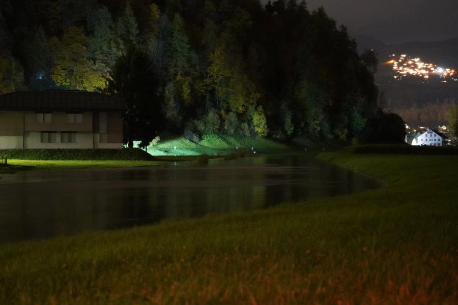 Der Fluss ist wegen der Regenfälle randvoll.