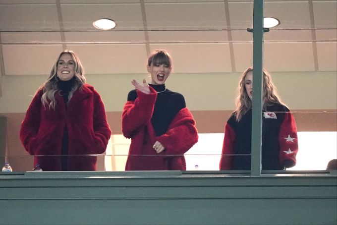 Taylor Swift ist praktisch bei allen Spielen von Travis Kelce in der NFL mit dabei. Taylor Swift Travis Kelce