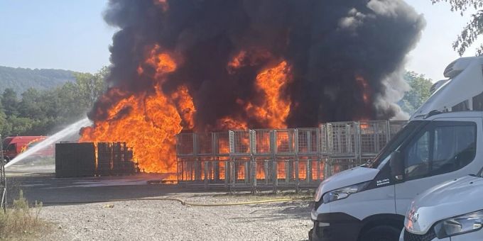 Villigen AG - Brand bei Gemüsebaufirma - Feuerwehr schnell zur Stelle