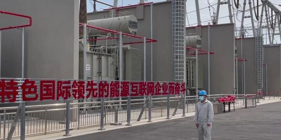 Das Umspannwerk in Gonghui. Von hier fliesst der Strom zu den Olympia-Stätten. Foto: Andreas Landwehr/dpa