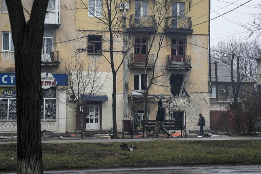 Ein von russischen Bomben getroffenes Gebäude in Mariupol. (Bild vom 2. März 2022)