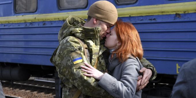 Ein Paar umarmt sich am Bahnhof in Kramatorsk, Ostukraine, am Sonntag, 27. Februar 2022, bevor die Frau in einen Zugwaggon steigt, der in die Westukraine fährt. (Symbolbild) Ukraine Krieg