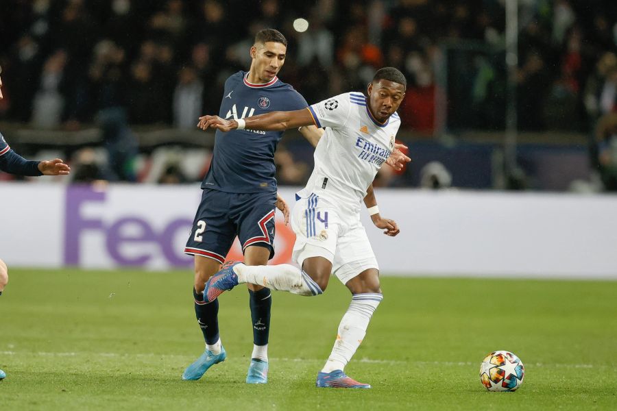 Reals David Alaba (r.) behauptet sich gegen Achraf Hakimi (r.) von Paris Saint-Germain.