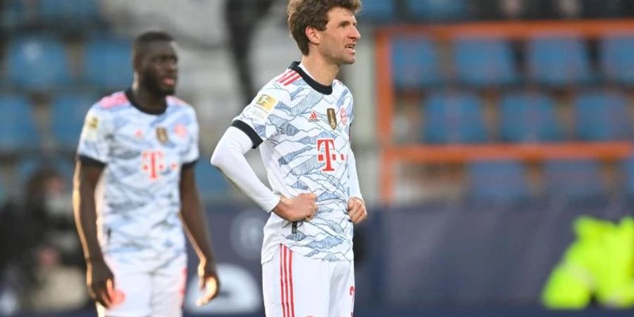 Münchens Thomas Müller (r) setzt gegen RB Salzburg auf eine Reaktion nach der Niederlage in Bochum. Foto: Bernd Thissen/dpa
