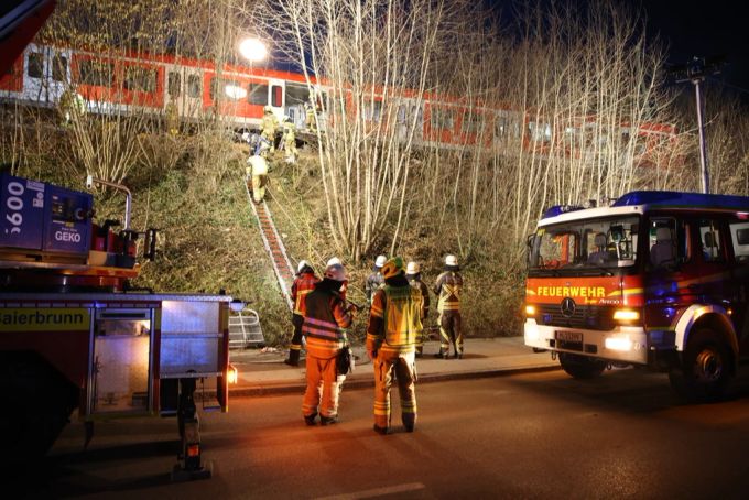 An dem Einsatz nach dem Bahn-Unglück waren etwa 680 Kräfte von Bundes- und Landespolizei, Feuerwehr, Rettungsdiensten und Technischem Hilfswerk beteiligt. S-Bahn München