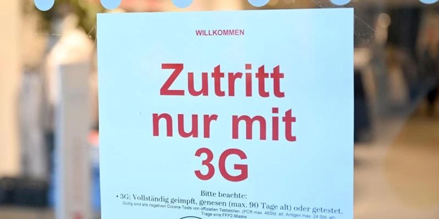 Ein Hinweisschild mit der Aufschrift «Zutritt nur mit 3G» an der Tür eines Geschäfts in Stuttgart. Foto: Bernd Weissbrod/dpa