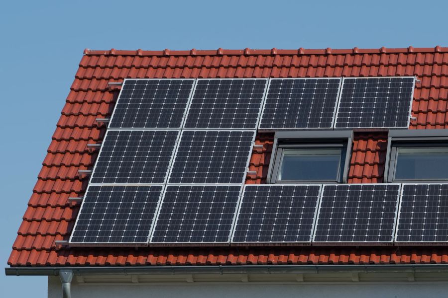 Hausdach Dachziegel rot Solarmodule