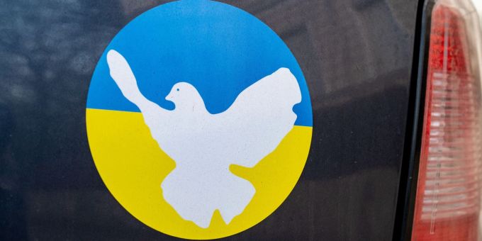 Ein Aufkleber in den Farben der Ukraine und Friedenstauben Symbol auf einer Heckklappe eines Autos. Stefan Sauer/dpa Friedenstaube