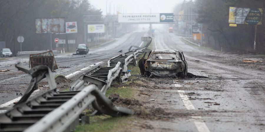 Ein zerstörtes Auto auf einer Landstrasse in Butscha.  Zivilisten wurden entlang der Strasse in Butscha, einer Pendlerstadt ausserhalb der Hauptstadt, getötet.