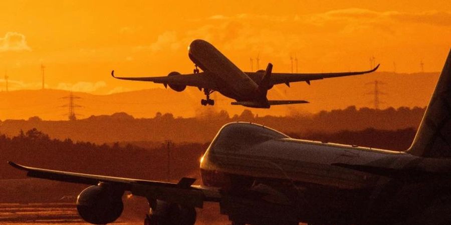 Künftig soll ein gültiges EU-Corona-Zertifikat für Reisen in der EU wichtiger als das Infektionsgeschehen im Abreiseland sein. Foto: Boris Roessler/dpa