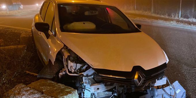 Der Personenwagen erlitt Totalschaden. Unfall