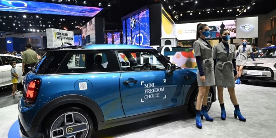 Elektrischer Mini bei Automesse in Bangkok