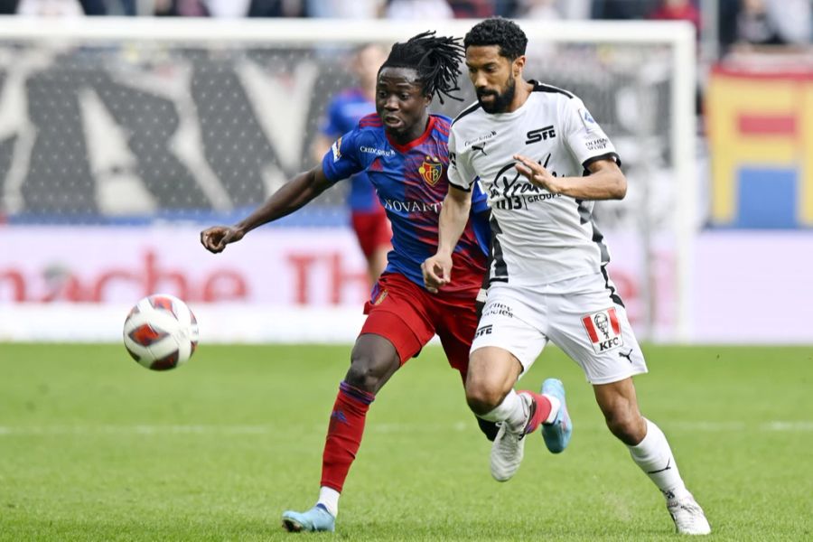 Joelson Fernandes (l.) vom FC Basel kämpft mit Servettes Gael Clichy (r.) um den Ball.