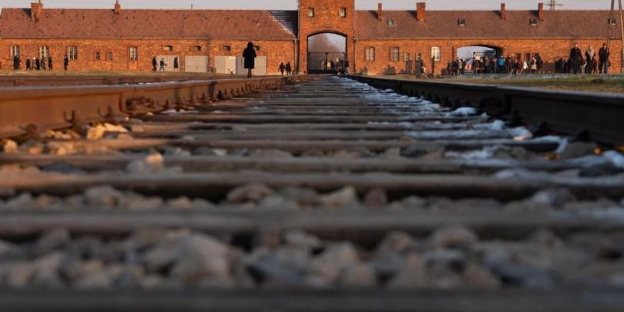 Blick auf das Eingangsportal (Innenseite) im ehemaligen deutschen Konzentrations- und Vernichtungslager Auschwitz. Foto: Robert Michael/dpa-Zentralbild/dpa