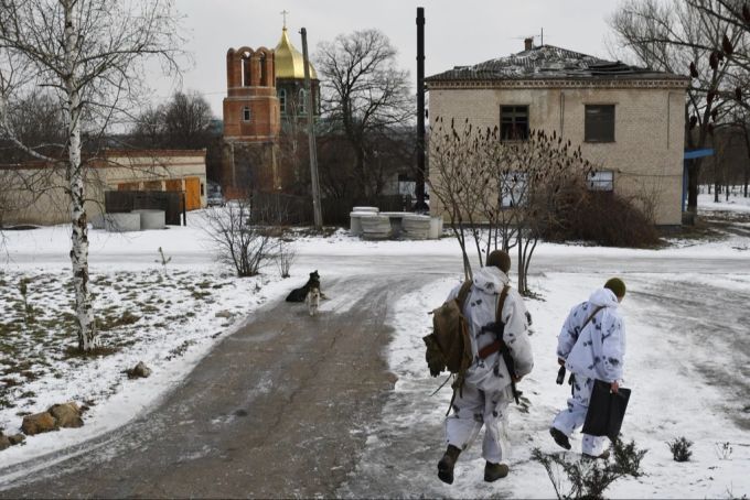 Ukrainer patroullieren in einem Dorf in der umkämpften Donsek-Region. ukriane