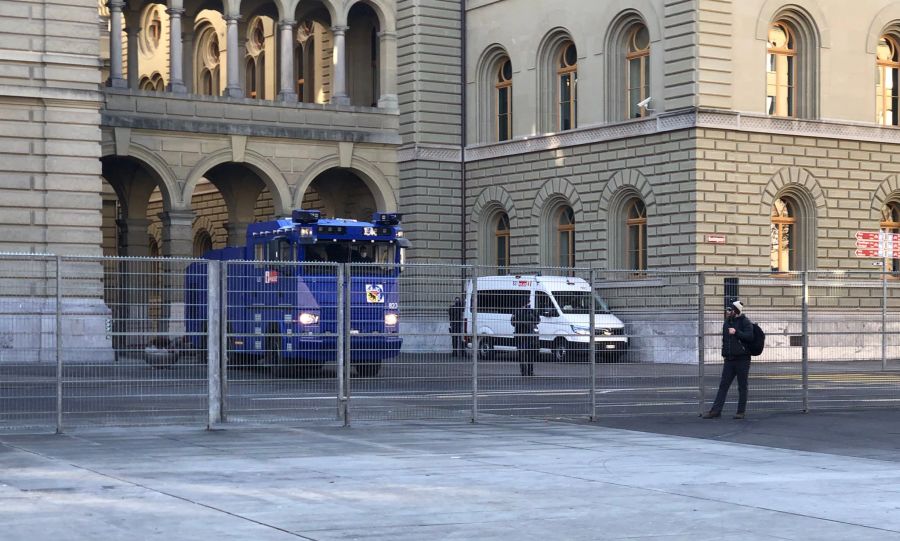 Vor dem Bundeshaus hat die Polizei bereits Abschränkungen und einen Wasserwerfer hingestellt.