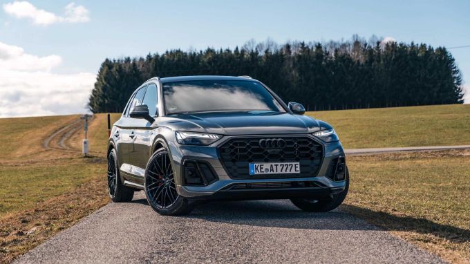 Der Benzinmotor ist in 50e und 55e identisch, entsprechend gleich ist auch die Leistung Abt Hybrid-Power