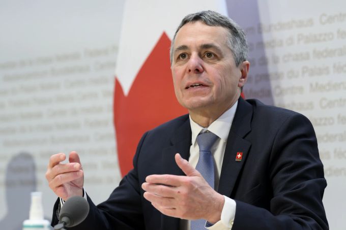 Bundespräsident Ignazio Cassis informiert zum Thema Ukraine an einer Medienkonferenz zu den Beschlüssen des Bundesrats, am Freitag, 25. Februar 2022 in Bern. (KEYSTONE/Anthony Anex) Ignazio Cassis Ukraine Konflikt