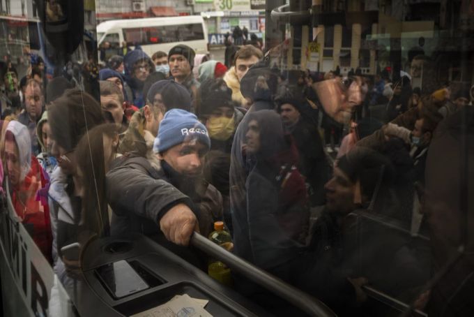 Menschen versuchen, auf einen Bus zu kommen, um Kiew zu verlassen. Ukraine