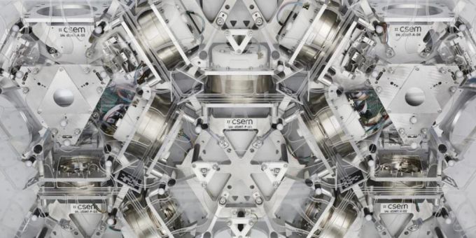 Im EU-Projekt PULSAR entwickeln neun europäische Unternehmen einen Roboter, der im All selbständig Einzelteile zu einem Riesen-Teleskop zusammen bauen kann. Im Bild sechs von der Neuenburger CSEM entwickelte sechseckige Module, die später Reflektoren tragen (Pressebild). Im EU-Projekt PULSAR entwickeln neun europäische Unternehmen einen Roboter, der im All selbständig Einzelteile zu einem Riesen-Teleskop zusammen bauen kann. Im Bild sechs von der Neuenburger CSEM entwickelte sechseckige Module, die später Reflektoren tragen (Pressebild).