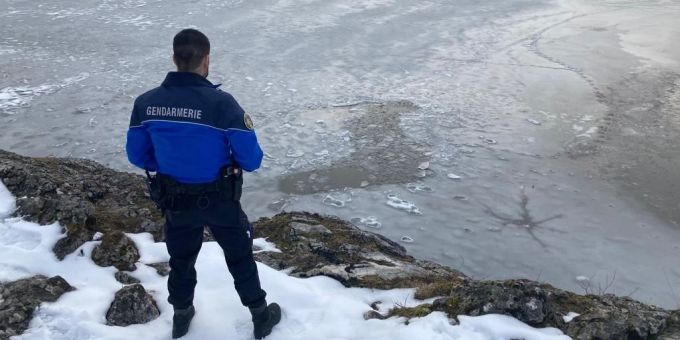 Der Spaziergänger war im teilweise zugefrorenen Lac de Joux VD eingebrochen. polizei