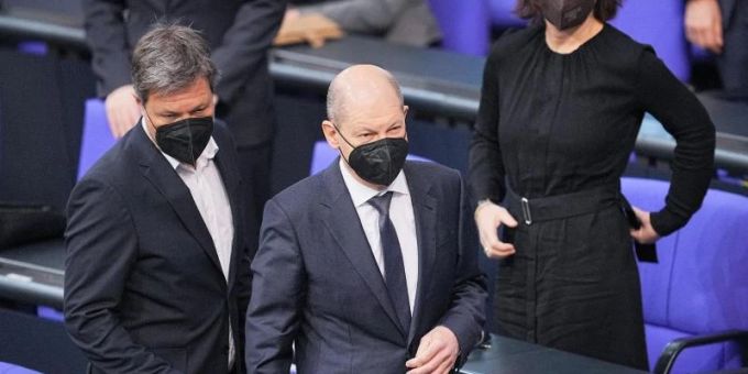Ampel-Koalition lehnte eine Ukraine-Debatte ab: Kanzler Olaf Scholz, Vizekanzler Robert Habeck, dahinter Aussenministerin Annalena Baerbock. Foto: Michael Kappeler/dpa (Archivbild) rezession