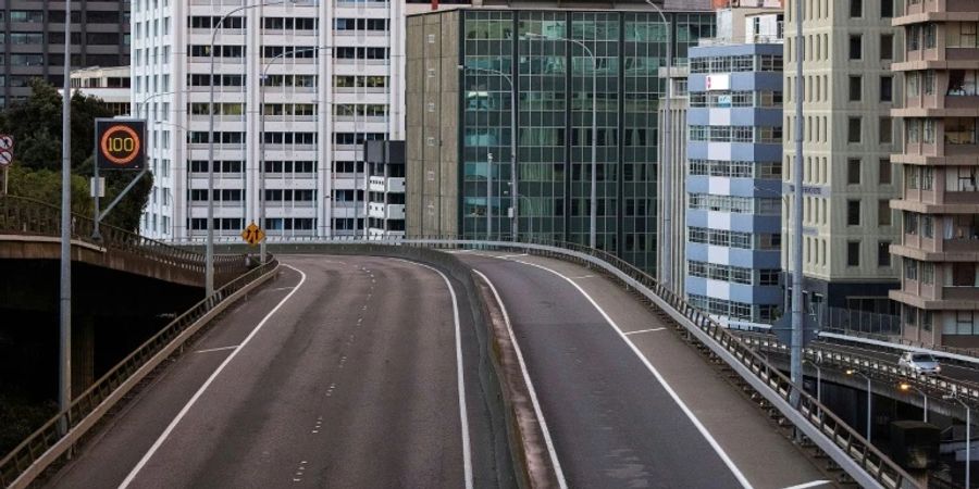 Eine leere Autobahn in Neuseeland während des Lockdowns.