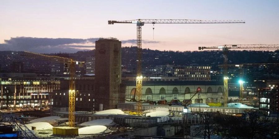 Baukräne auf der Baustelle von Stuttgart 21. Das umstrittene Projekt verteuert sich abermals um satte 950 Millionen Euro. Foto: Marijan Murat/dpa