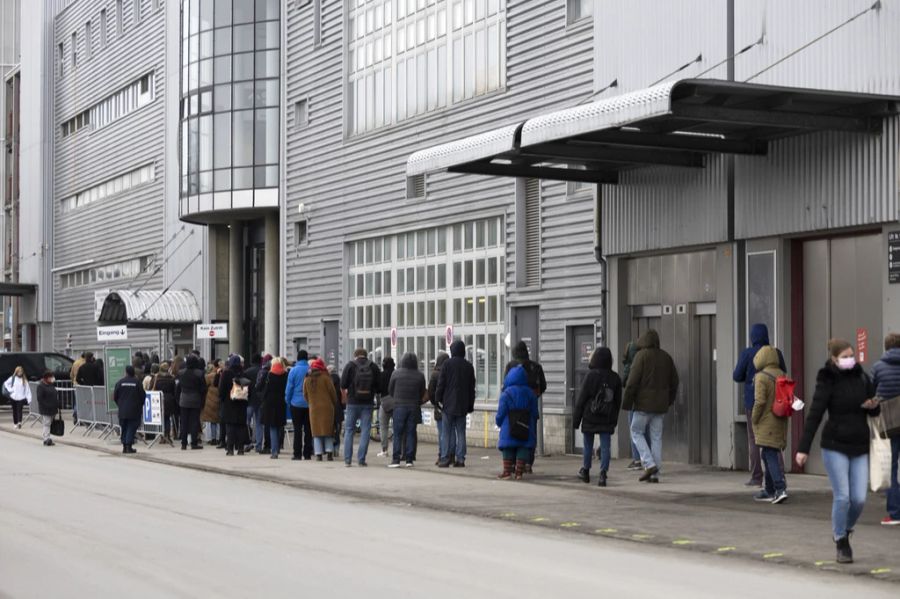 Eine Schlange vor dem Walk-In-Impfzentrum in Bern am 21. Dezember.