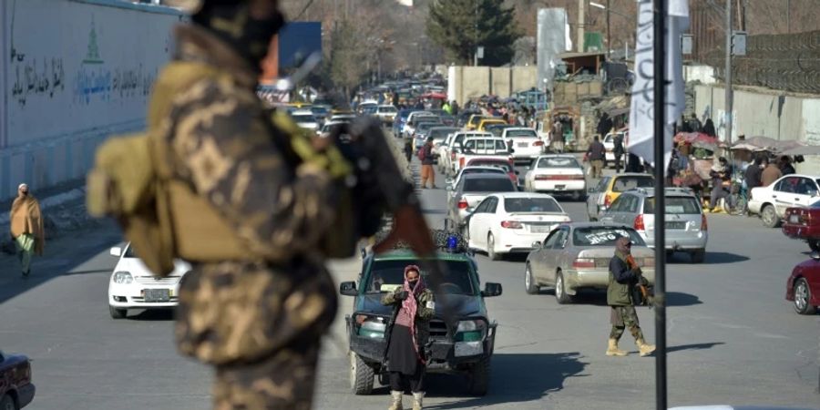 Taliban-Kämpfer beobachteten den Protest