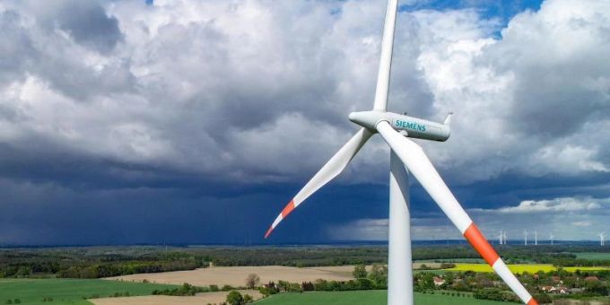 Energie sparen kann man zum Beispiel mit Windanlagen und Solarenergie. Energie sparen Solarenergie