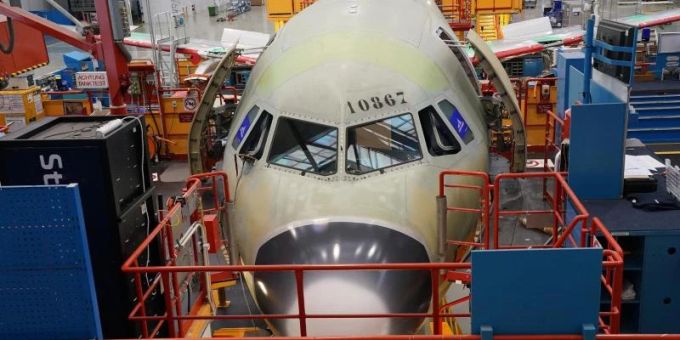Ein A321-Jet in der Montagehalle im Airbus-Werk in Hamburg-Finkenwerder. Airbus hat einen Vertrag mit Qatar Airways aufgekündigt. Foto: Marcus Brandt/dpa qatar airways