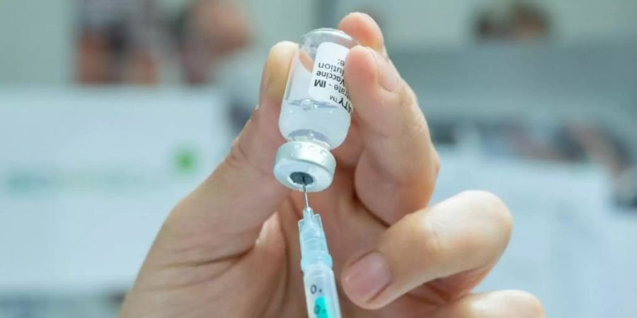Bis zum Impfstart in den Apotheken werden noch etwa ein bis zwei Wochen vergehen. Die Impfstoffe müssen erst bestellt werden. Foto: Bernd Weissbrod/dpa