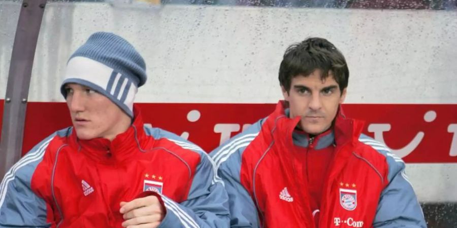 Bastian Schweinsteiger (l) und Sebastian Deisler 2006 als Wechselspieler des FC Bayern auf der Bank. Foto: Carmen Jaspersen/dpa