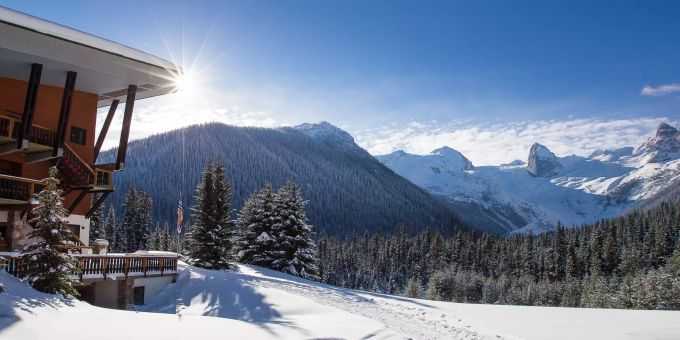 Die Bugaboo Lodge liegt zwischen den Gletschern Vowell und Crescent. Berglandschaft Schnee Lodge