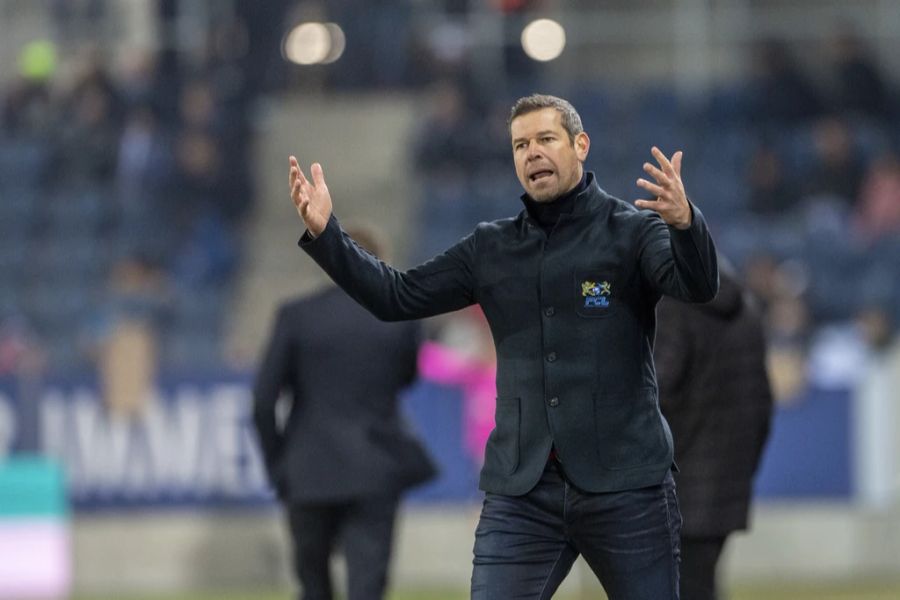 Luzerns Trainer Mario Frick gestikuliert an der Seitenlinie.