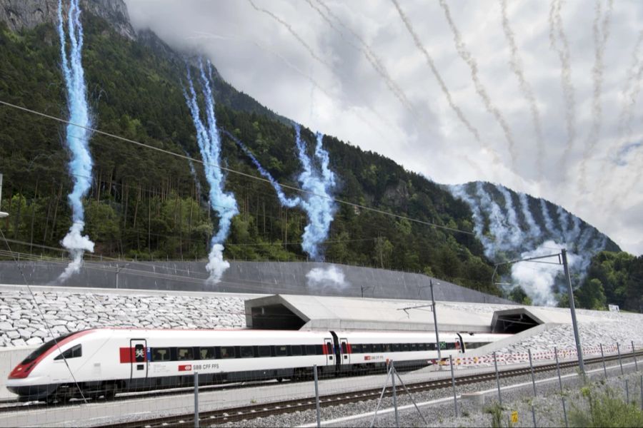 Auch der mit 57 Kilometern längste Tunnel der Welt, der Gotthard-Basistunnel, ist mit ETCS gesichert. 17 Jahre lang wurde am Herzstück der NEAT gearbeitet, in dem schon Geschwindigkeiten von über 200 km/h gefahren werden.