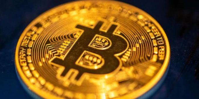 Eine Bitcoin-Münze liegt auf einem Bildschirm. Foto: Fernando Gutierrez-Juarez/dpa-Zentralbild/dpa