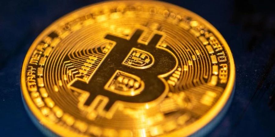 Eine Bitcoin-Münze liegt auf einem Bildschirm. Foto: Fernando Gutierrez-Juarez/dpa-Zentralbild/dpa
