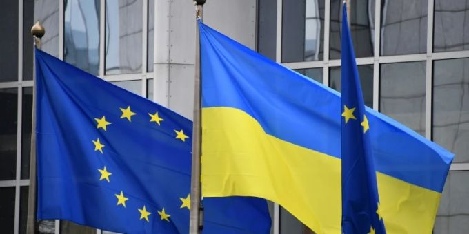 Flaggen der EU und der Ukraine. (Symbolbild) EU und Ukraine