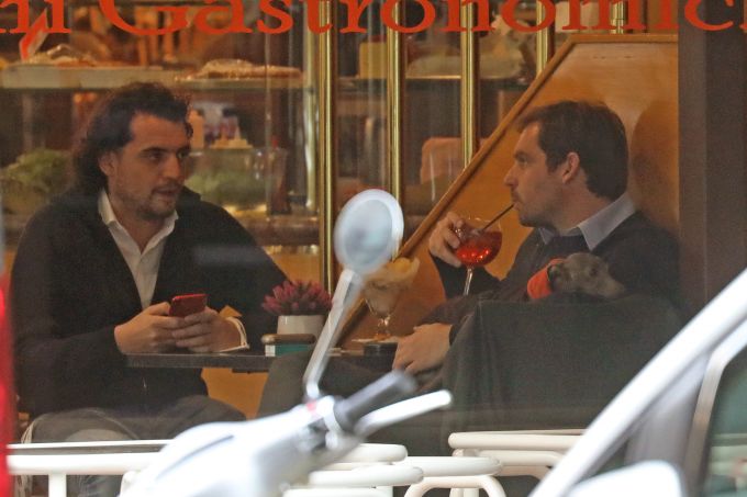 Tomaso Trussardi lässt es sich mit einem Kumpel in einer Bar gut gehen. Michelle Hunziker Tomaso Trussardi