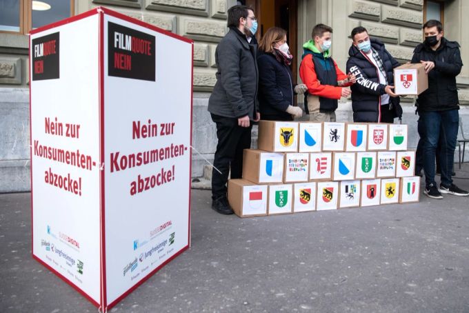 Mitglieder der Jungfreisinnigen, der Jungen SVP und der Jungen Grünliberalen reichen mit 65’000 Unterschriften das Referendum gegen das neue Filmgesetz «Lex Netflix» ein, am 20. Januar 2022, in Bern. Referendum Lex Netflix