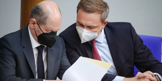 Finanzminister Christian Lindner (r, FDP) und Bundeskanzler Olaf Scholz (SPD) unterhalten sich im Bundestag. Finanzminister Christian Lindner (r, FDP) und Bundeskanzler Olaf Scholz (SPD) unterhalten sich im Bundestag.